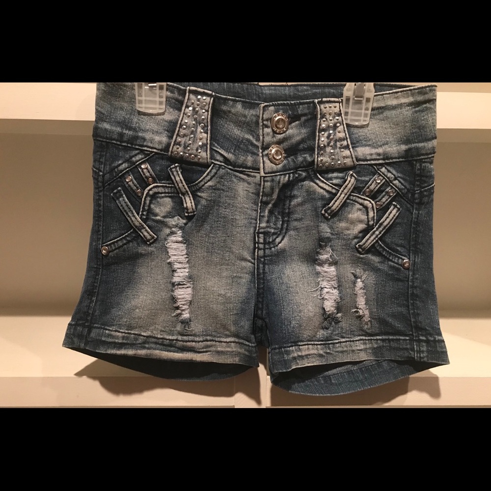 High waisted women’s distressed jean shorts ! S 🔥